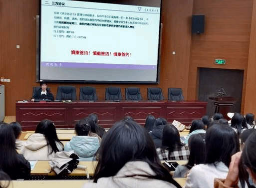 会议室里的人们描述已自动生成