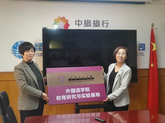 人们站在桌子上中度可信度描述已自动生成