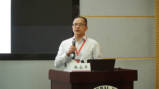 图片包含 桌子, 前, 男人, 女人AI 生成的内容可能不正确。